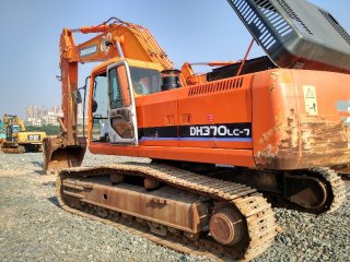 Doosan DH370-7 Excavator