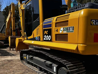 Komatsu PC200-8