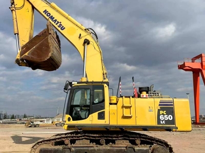 Komatsu PC650-8 excavator