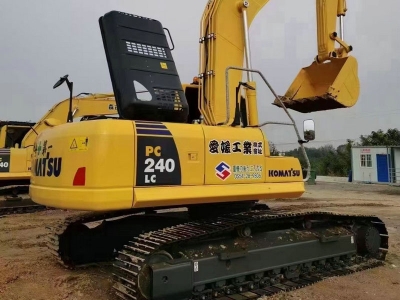 Komatsu PC240-8